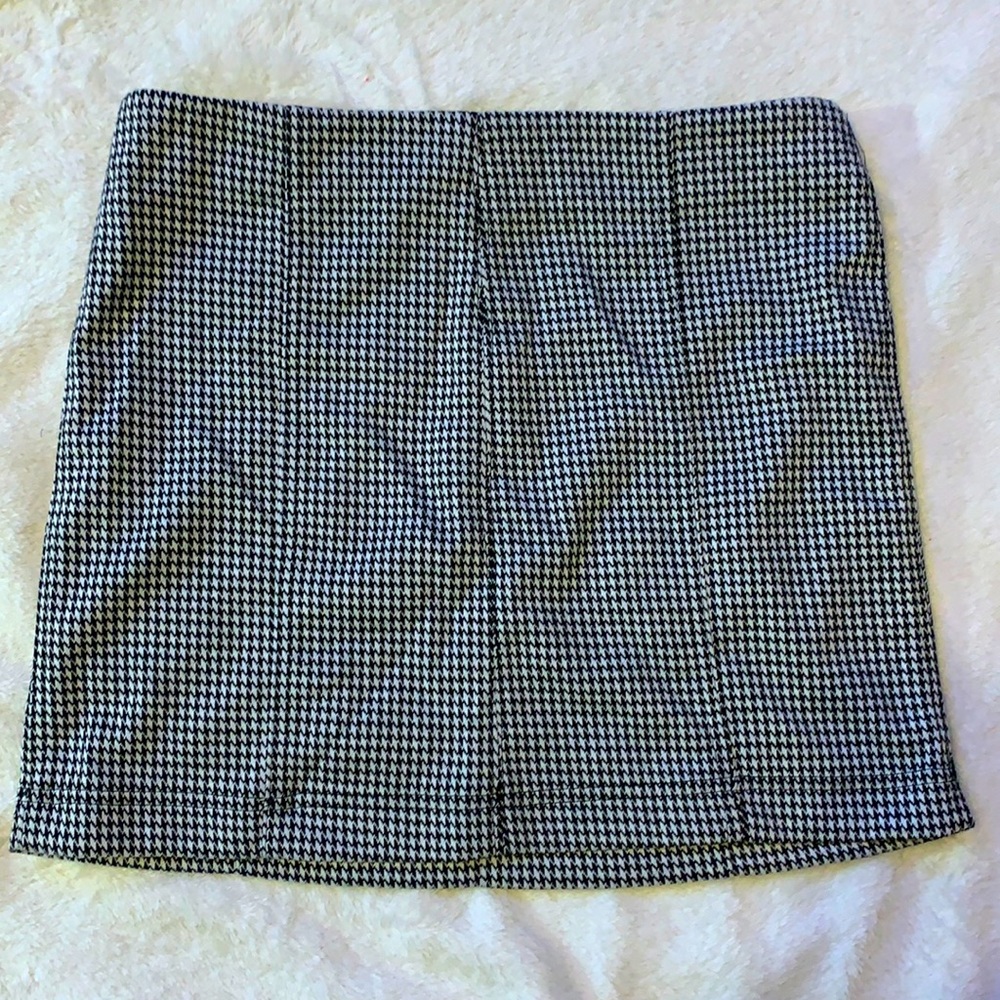 jolt size 7(28w) black and white mini skirt